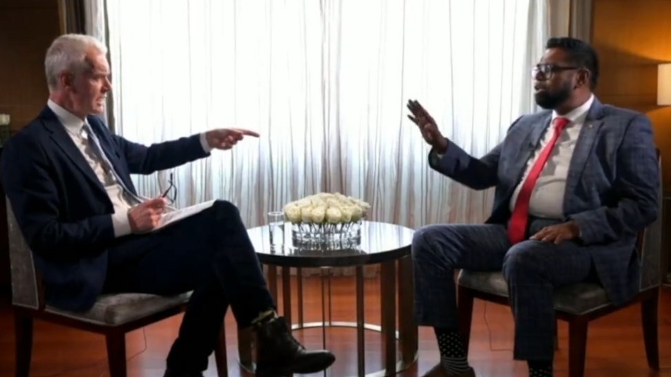 BBC记者多次无礼指手质问，圭亚那总统怒怼：轮不到你来对我说教！你们西方世界就是这么虚伪