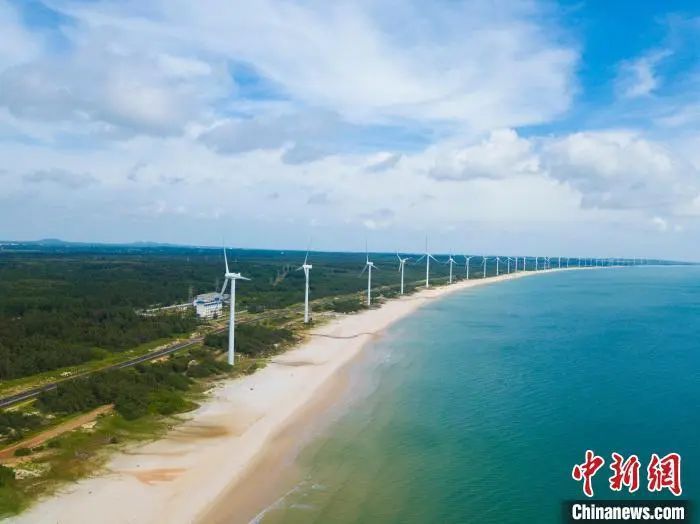 >图为海南环岛旅游公路文昌木兰湾及风车海岸段。林士杰 摄