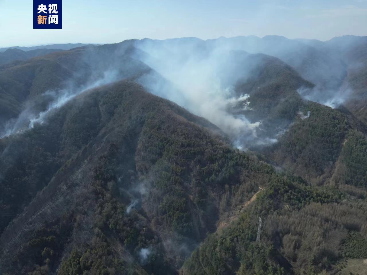 直击甘肃天水山火：6条火线长两公里　400余人扑救