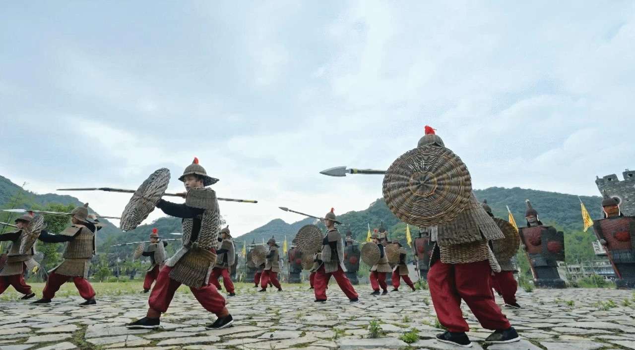 其实，在贵州省安顺市经开区幺铺镇阿歪寨村，如今仍然保留着浓厚的三国藤甲文化。