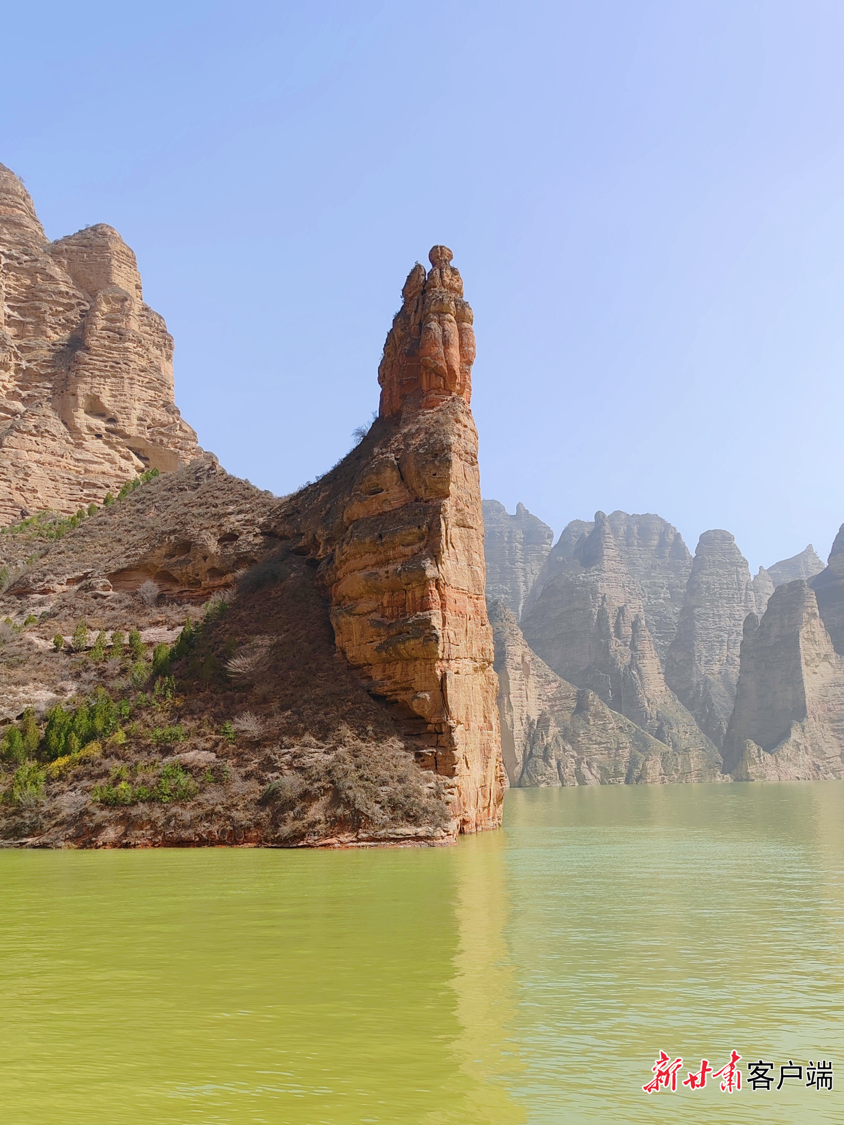 姊妹峰是炳灵寺世界文化遗产旅游景区的旅游标志