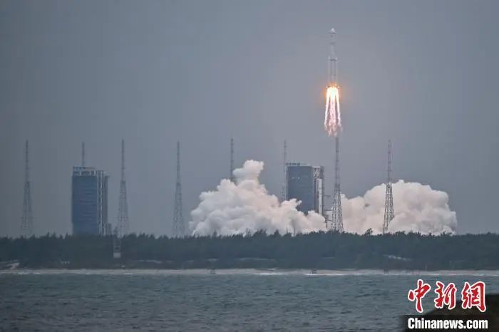 2024年3月20日,探月工程四期鹊桥二号中继星由长征八号遥三运载火箭在文昌发射升空。骆云飞摄