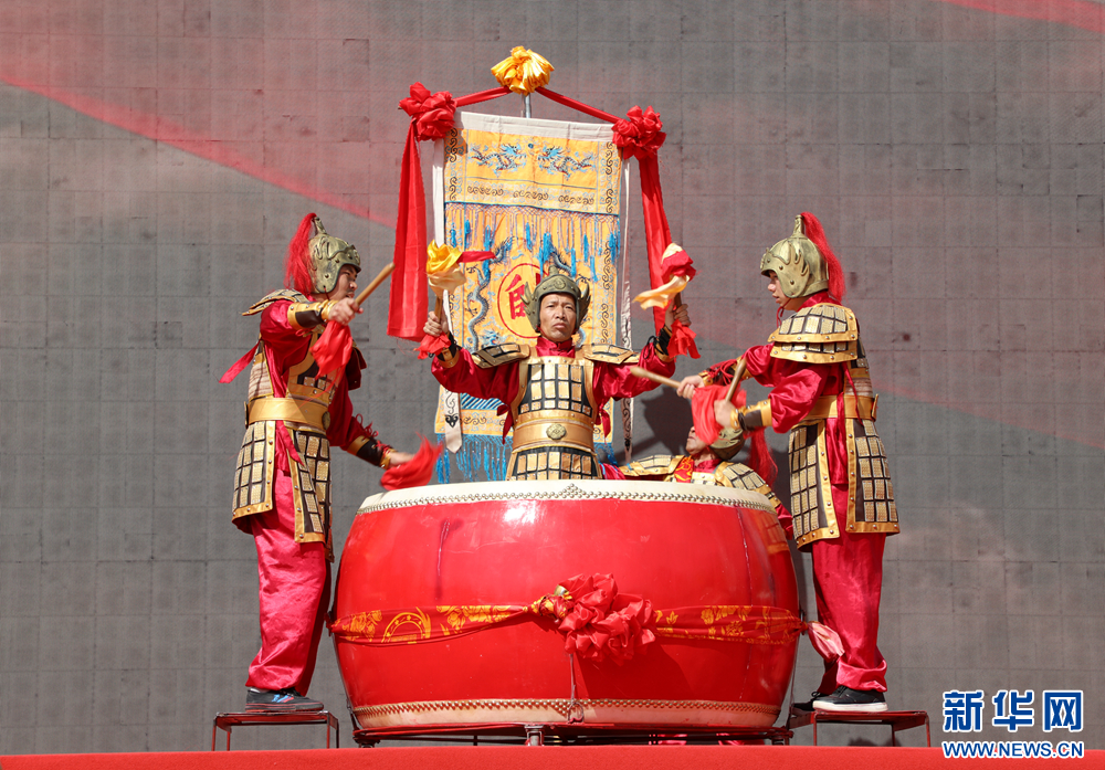 黄河战鼓表演 新华网(王生元 摄)