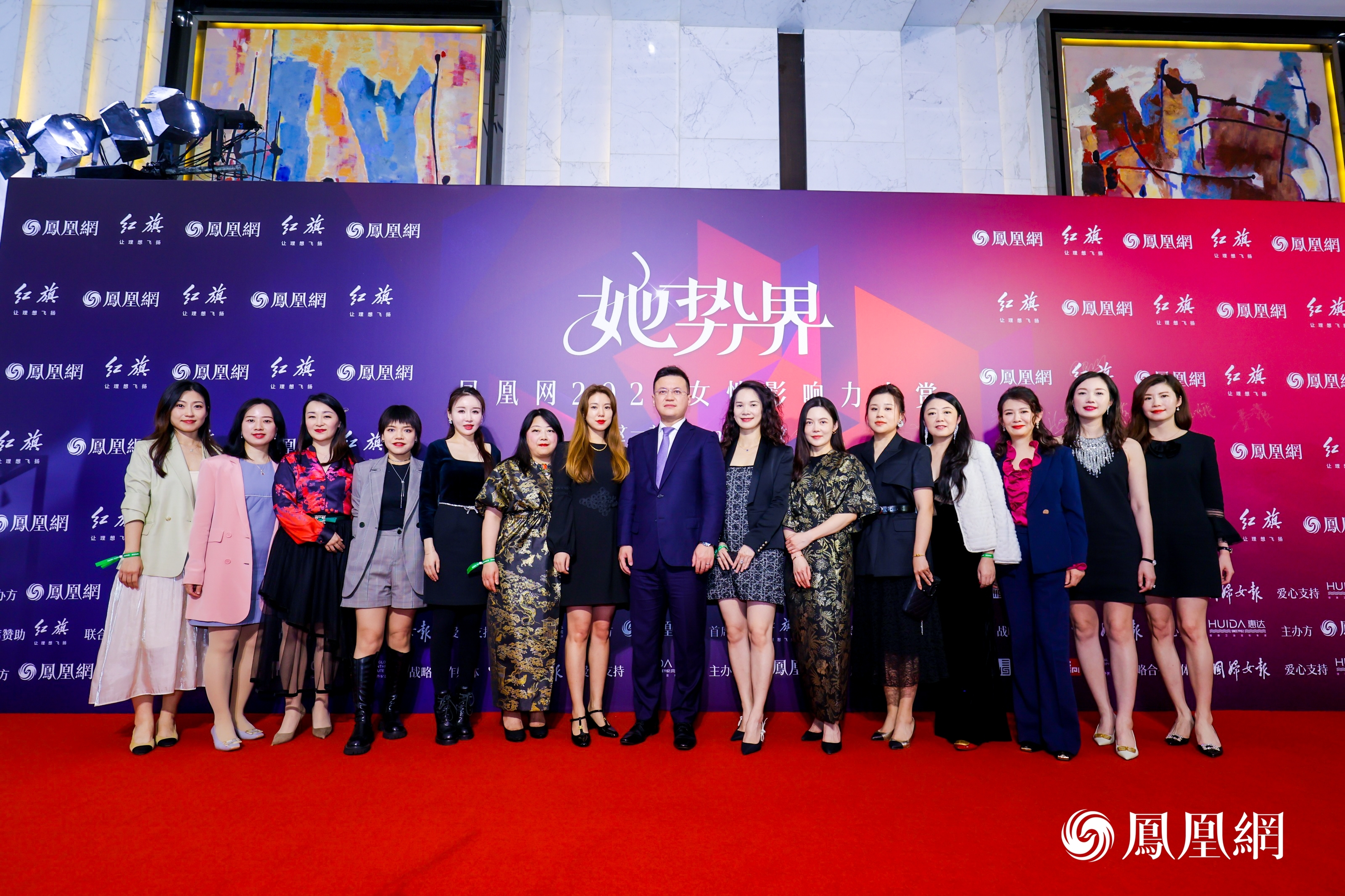 李洋携长江商学院校友代表亮相活动红毯。