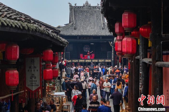 四川犍为川渝戏友古戏台上秀川剧