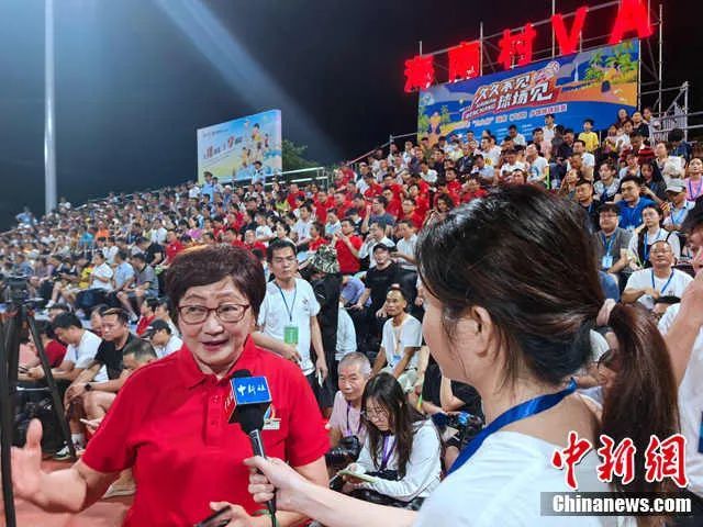 马来西亚海南会馆联合会总会长林秋雅回文昌观看村VA比赛。林秋雅供图