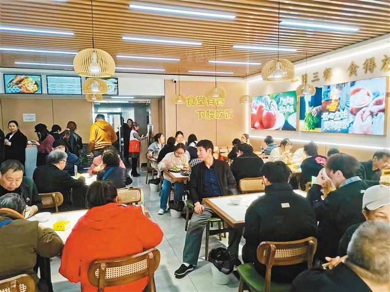 新城区西一路街道尚朴社区食堂坐满了顾客