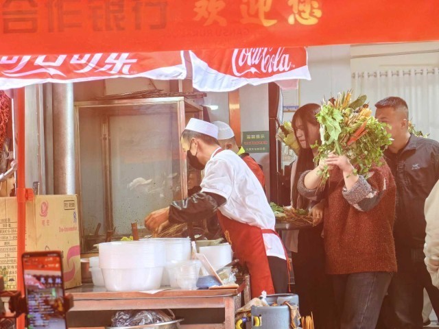 四合院美味城里,游客打卡天水麻辣烫。中青报·中青网记者 王豪 摄