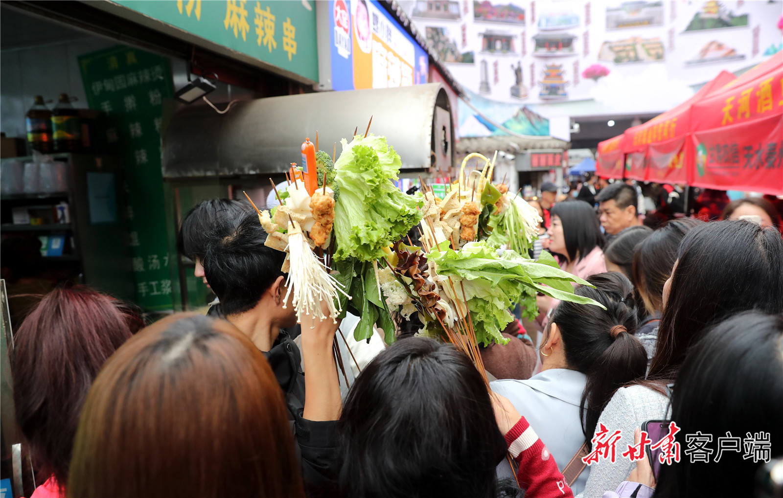 游客纷纷排队品尝麻辣烫
