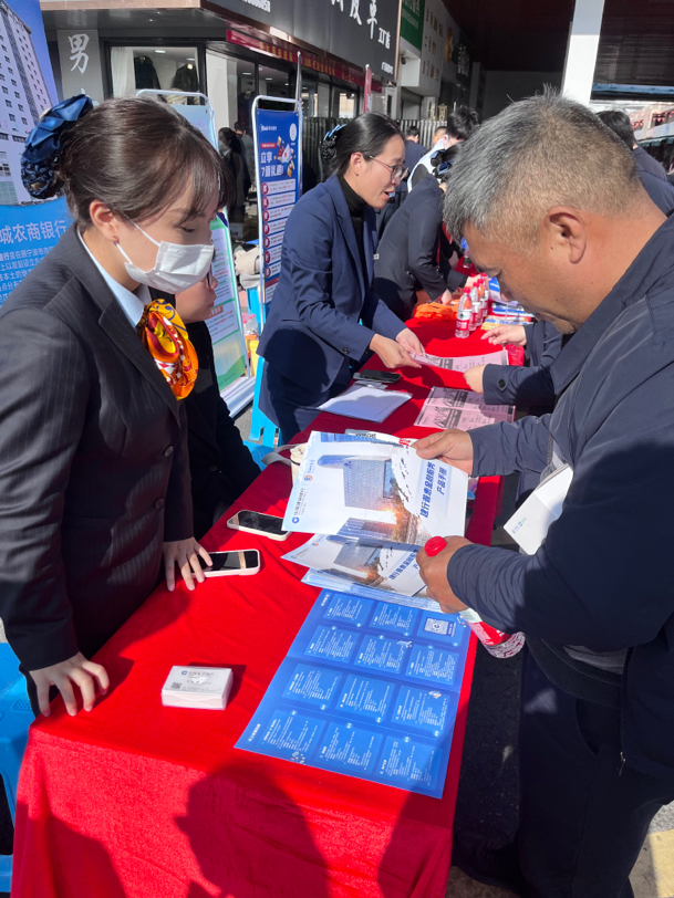 近年来,建行宁波市分行积极践行社会责任,对普惠型小微企业新发放贷款