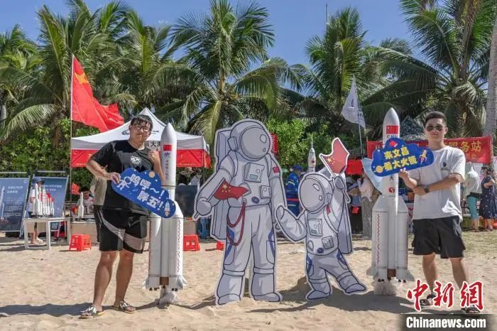 图为在文昌追“箭”的王禹博(左)与同伴在海滩举行航天科普公益活动。王禹博供图