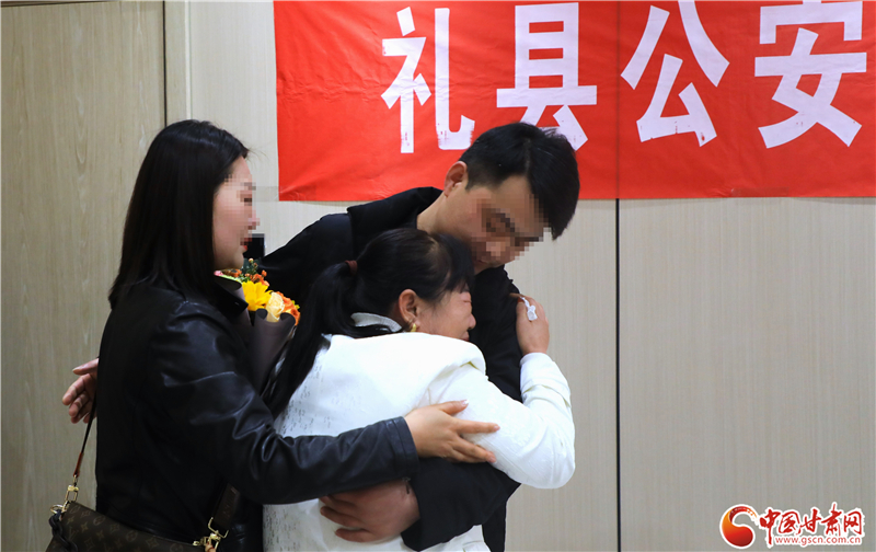 儿子火车站走失　跨越千里的拥抱母亲等了26年