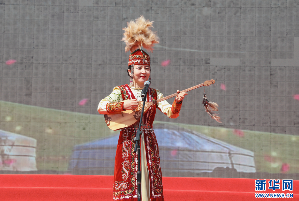 冬不拉弹唱表演 新华网(王生元 摄)