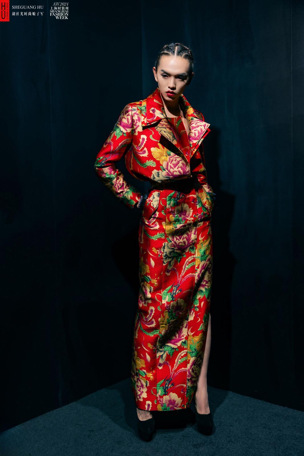 "东北大花"点燃魔都 设计师胡社光高级定制发布会举行凤凰网黑龙江_凤