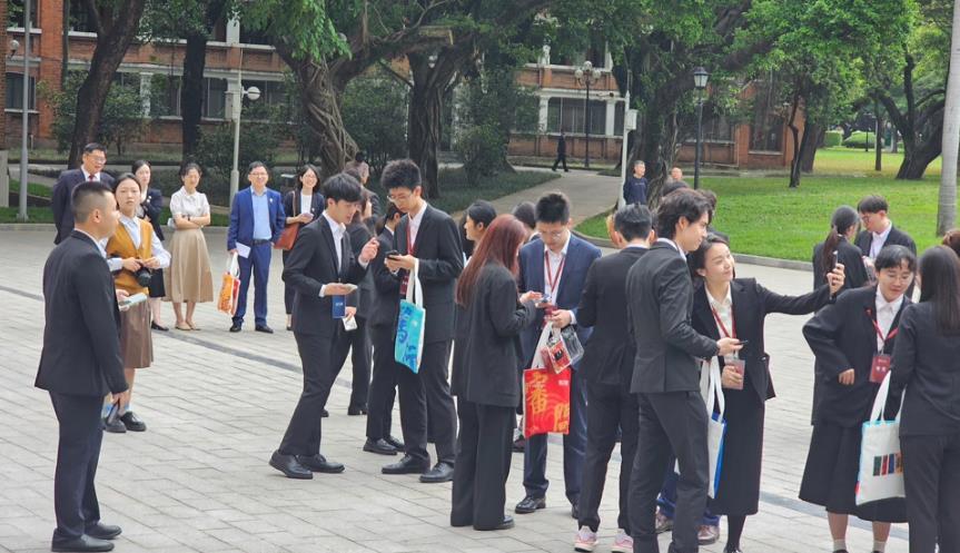 馬英九一行抵達中山大學，兩岸學生互動熱絡，互加微信