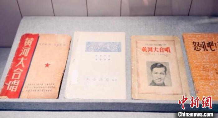 图为西北民族大学《黄河大合唱》展馆里陈列的史料。高莹 摄