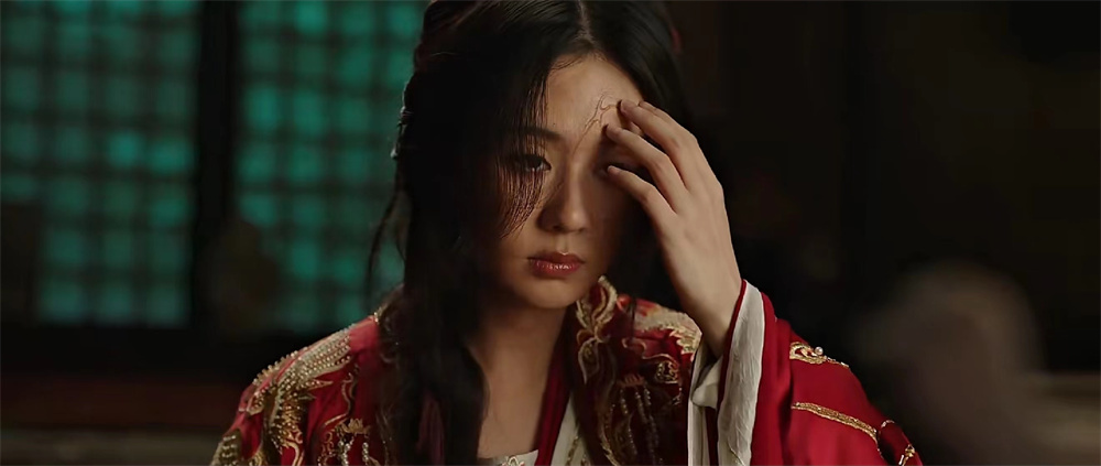 杨采薇在家中试婚服