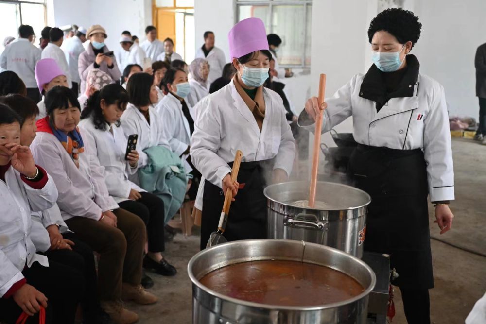 天水市下辖的张家川回族自治县也举办起麻辣烫烹饪技艺免费培训班