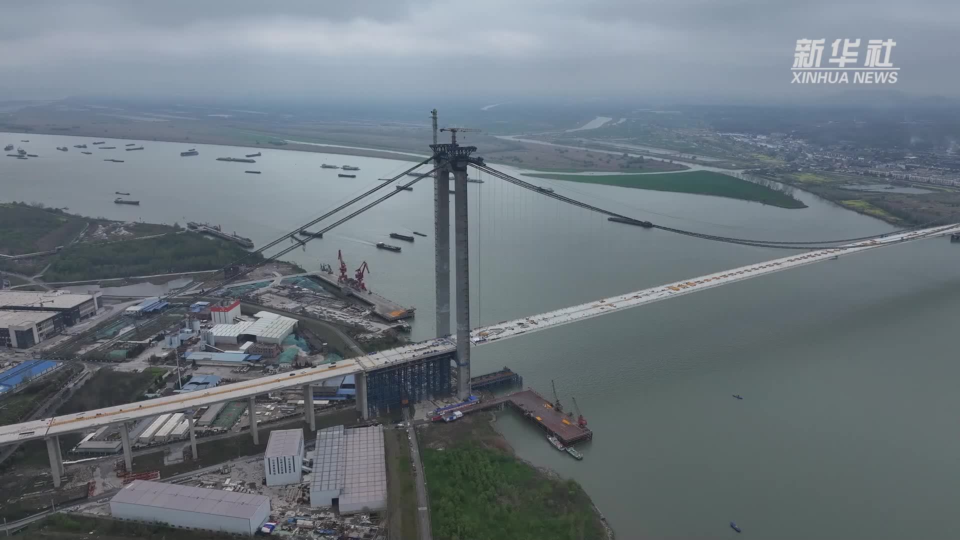 江苏：龙潭长江大桥主桥成功合龙