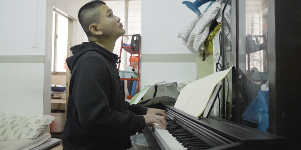 盲人钢琴师旦旦我练琴给大爷大妈伴奏没想到收到了4000多捐款还有了份