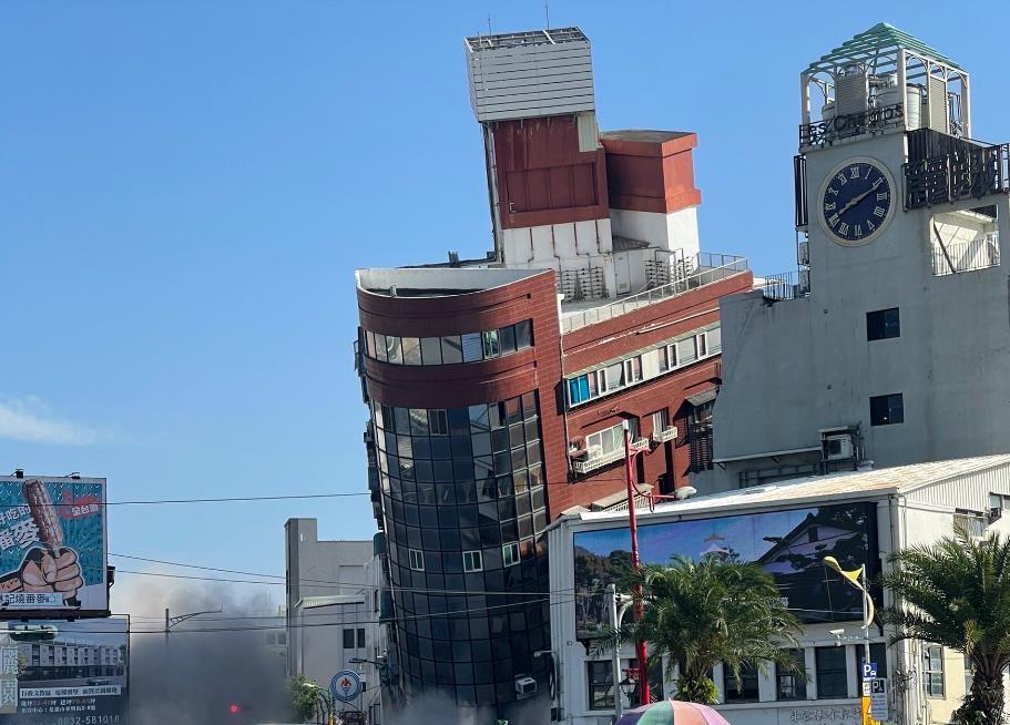 台湾发生强震,花莲一栋楼房倾斜,3人被困地下室