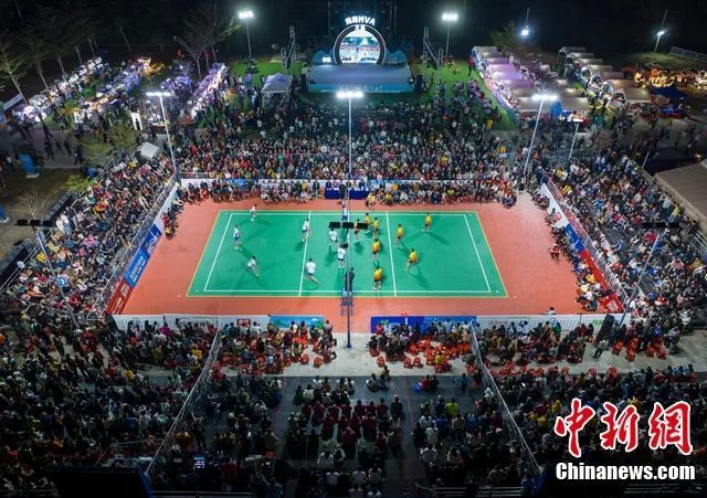 图为海南文昌举行村VA排球乡镇联赛现场。骆云飞 摄