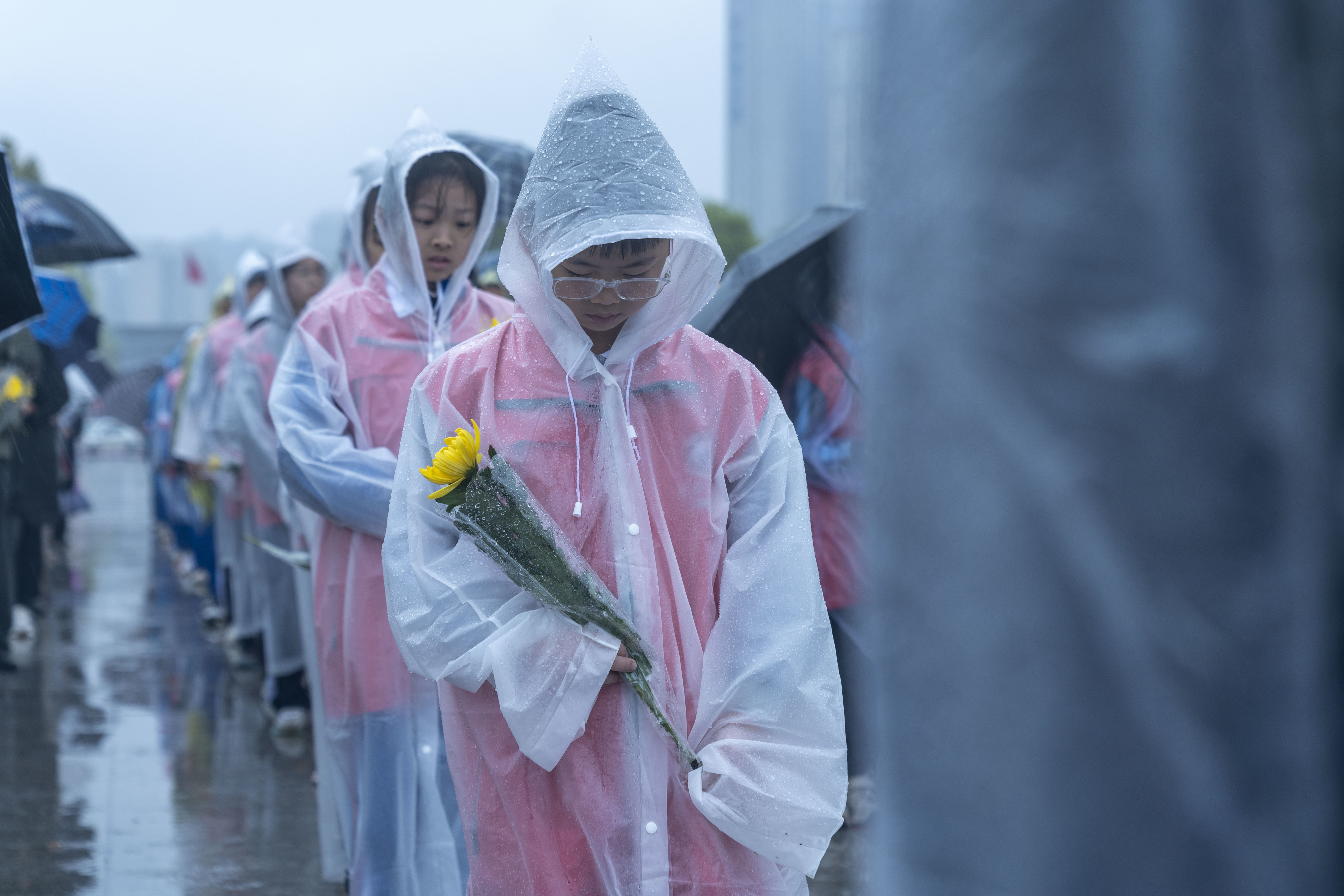 烈属代表、部队代表、师生代表和各界群众等百余人到现场缅怀革命英烈。