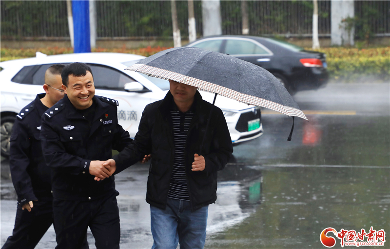 儿子火车站走失　跨越千里的拥抱母亲等了26年