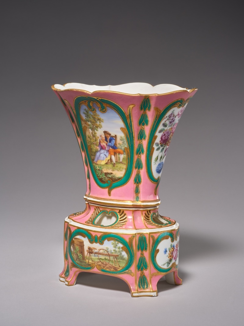 粉地彩绘描金开光花卉人物图两节瓷瓶,1759-1760年,法国塞弗尔瓷器工场,通高22.5厘米宽17.5厘米厚14.3厘米,故宫博物院藏
