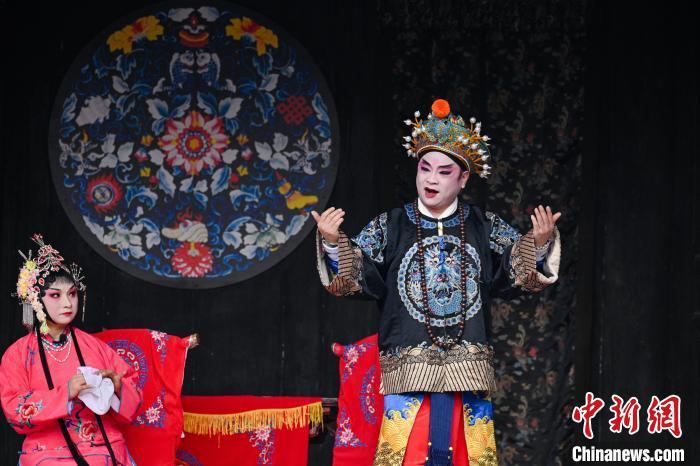 四川犍为川渝戏友古戏台上秀川剧