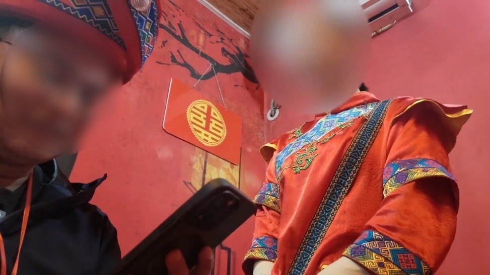 游客被拖进洞房3分钟收168景区女演员收小费