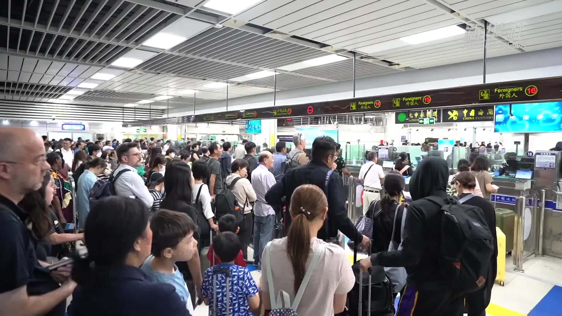 香港复活节假期现外出人潮 首日出入境人次破百万