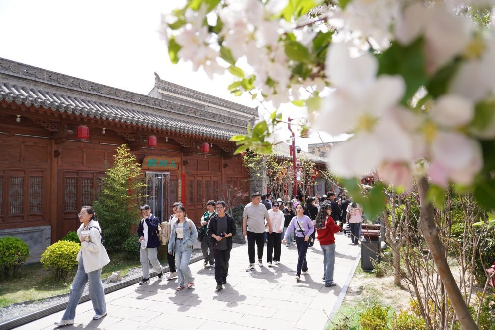 4月4日，游客在甘肃省天水市天水古城游览参观。新华社记者　马希平　摄