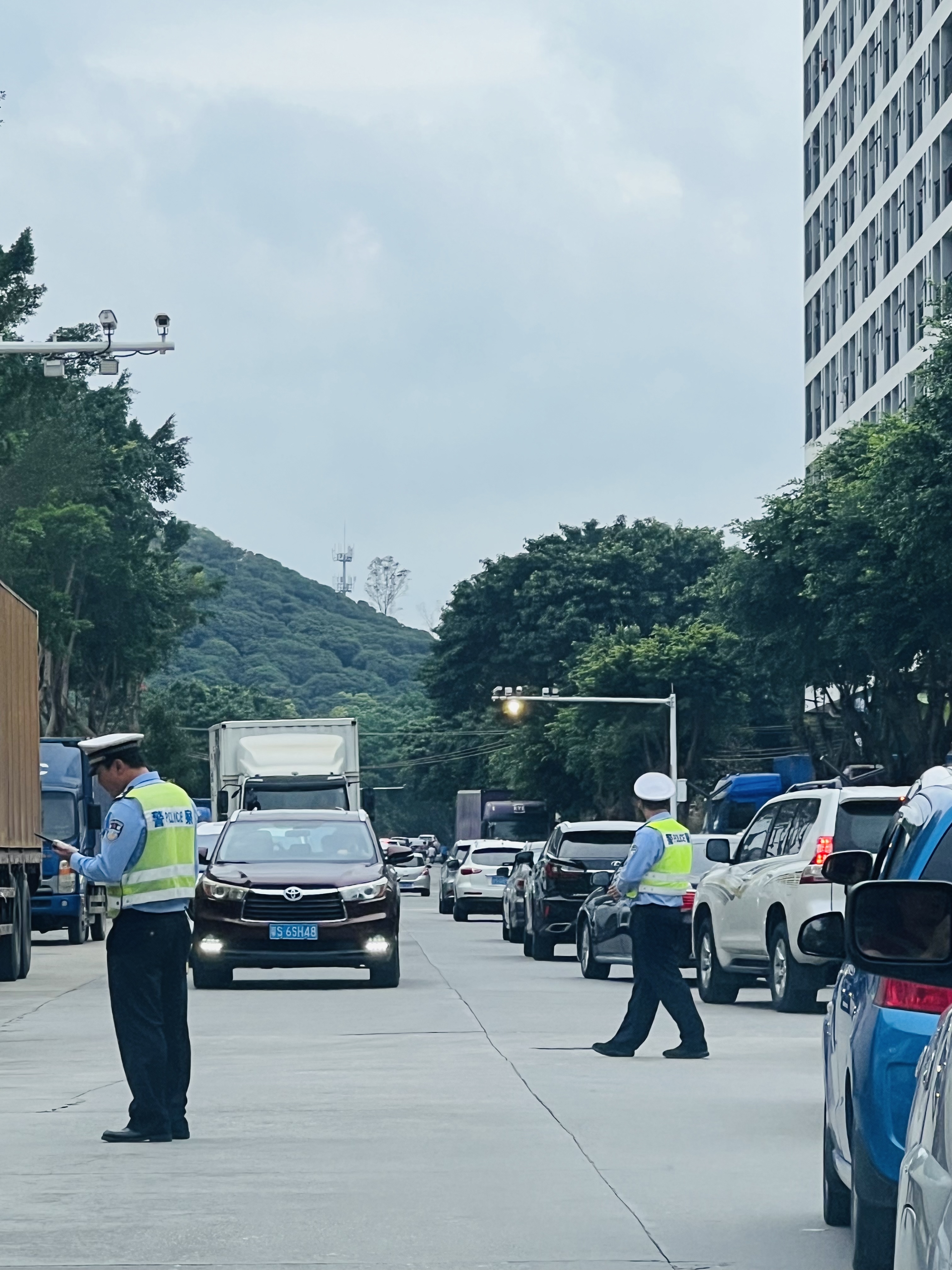 东莞交警大朗大队护航清明节出行平安