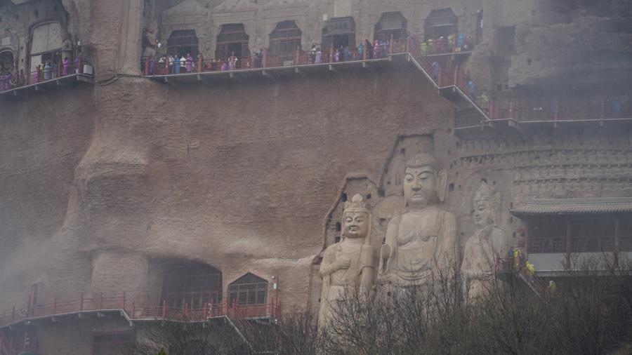 雨天的麦积山石窟依旧游人众多