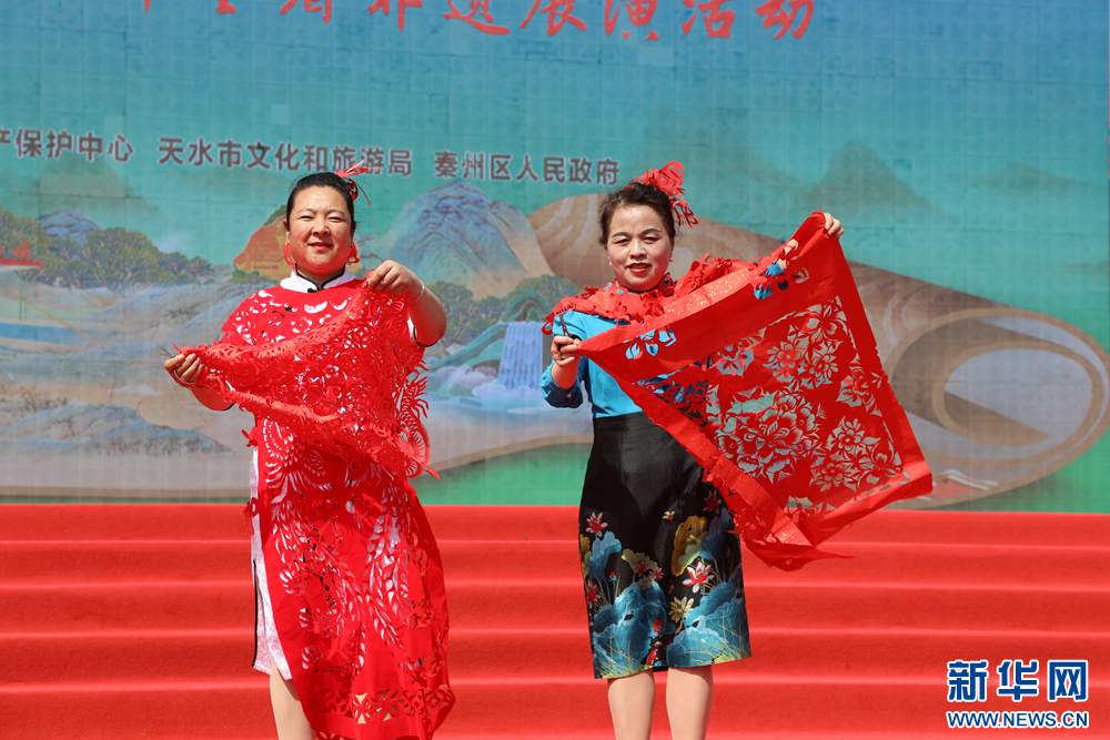 剪纸表演 新华网(王生元 摄)