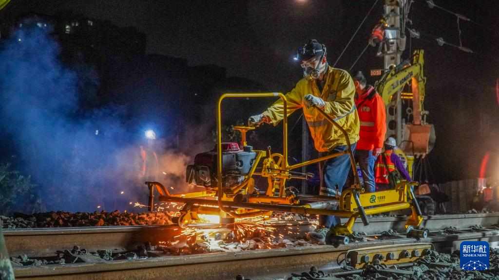 3月31日凌晨,施工人员在改造现场施工。黄伟 摄