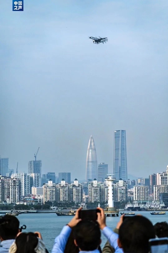 今年2月,盛世龙成功完成深圳(蛇口邮轮母港)至珠海(九洲港码头)的eVTOL跨海跨城航线首次演示飞行。“中央广电总台中国之声”微信公号 图