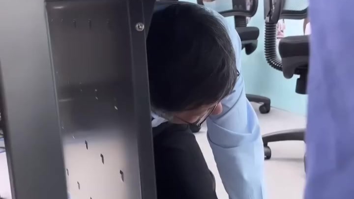 柯文哲强震时秒躲桌子底下
