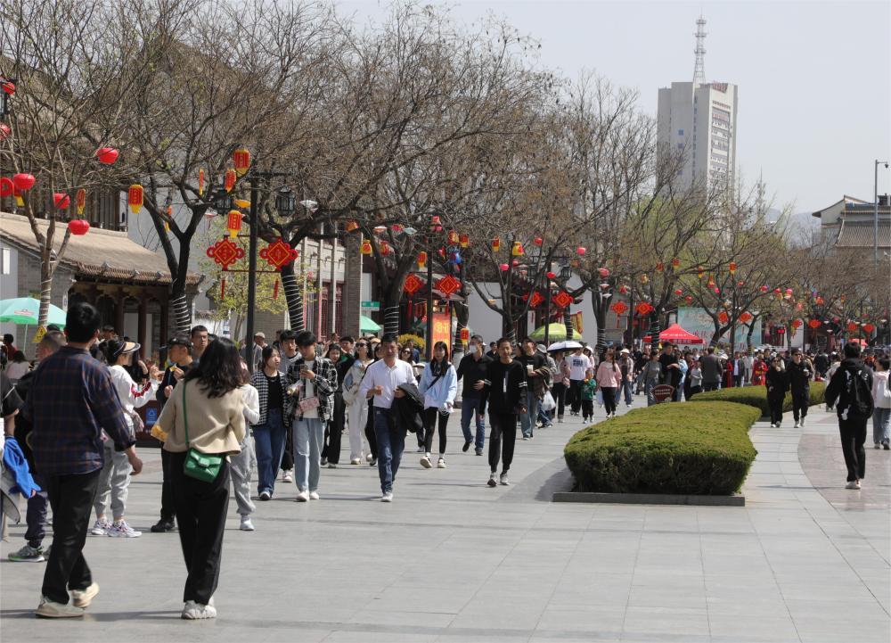 4月4日，游客在甘肃省天水市伏羲城步行街游览参观。新华社记者　张智敏　摄