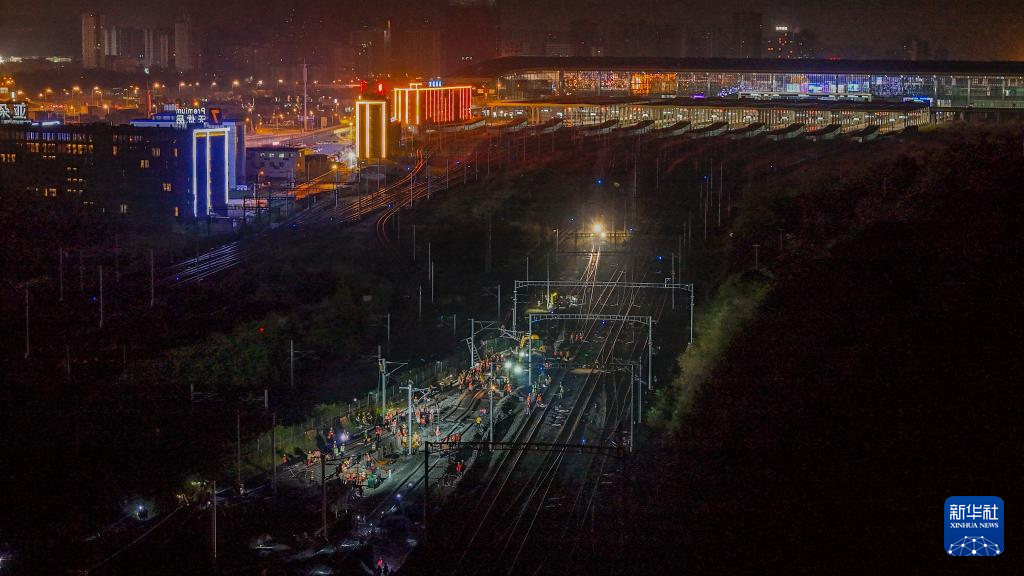 3月31日凌晨,施工人员在改造现场施工(无人机照片)。