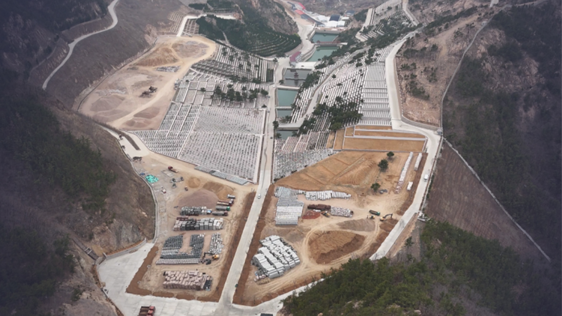 青岛崂山风景区内数百亩青山变墓地，毁林挖山非法扩建牟利，官方通报：将进行全面调查和处理