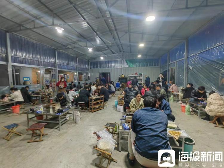 金岭日日鲜对面的烧烤店内,多是当天扑空的食客