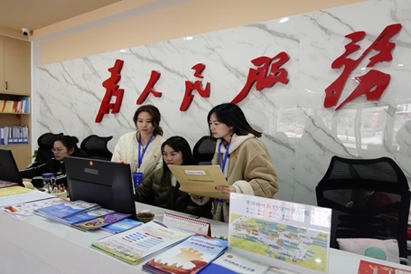 图为宜昌市西陵区纪检监察干部到窑湾街道石板村党员群众服务中心，走访了解督查检查、精文减会等工作“瘦身”情况。