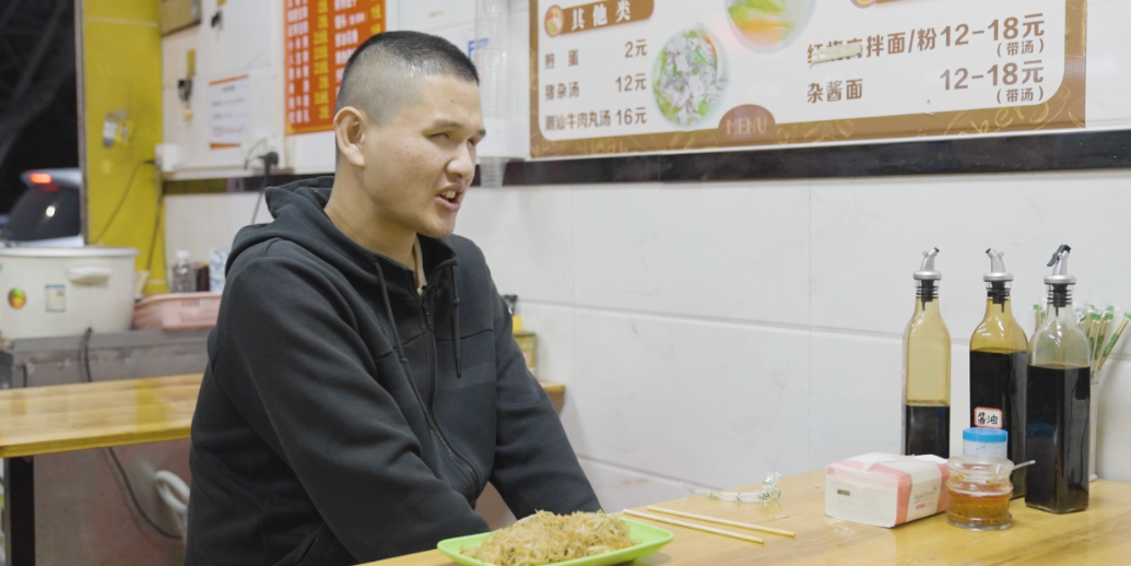 盲人钢琴师旦旦：我的低保和残疾证都在家人手里，连赚的钱也大部分被父母拿走了