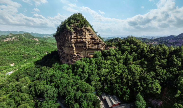 麦积山石窟 图片来源:麦积山石窟艺术研究所官网