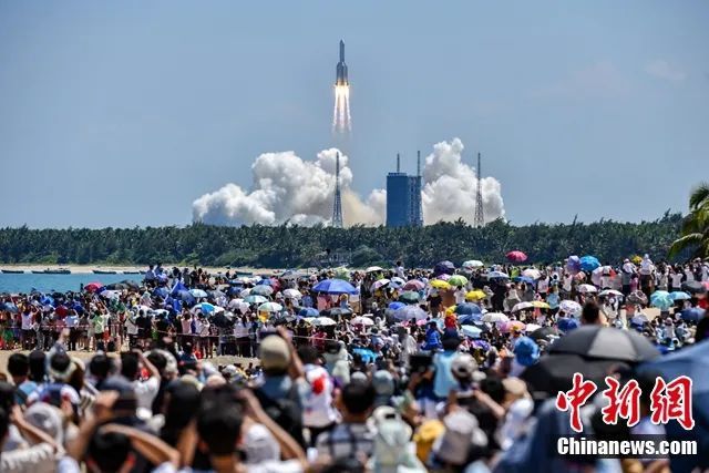 图为民众在文昌龙楼观看火箭点火发射升空。骆云飞 摄