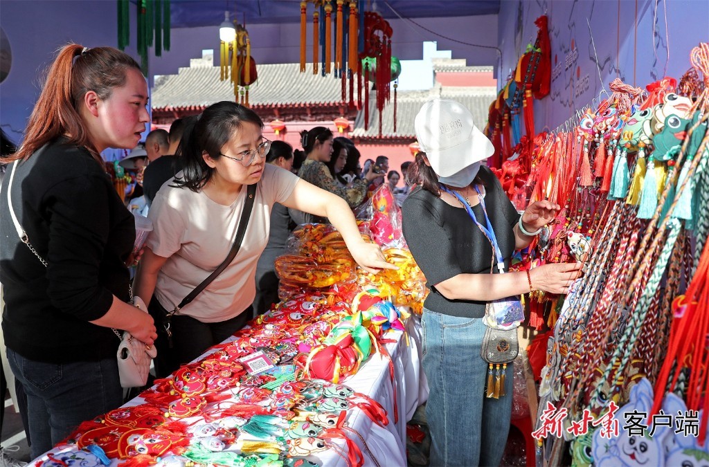 在天水举行的甘肃文创非遗市集展销活动中庆阳香包受到游客的青睐