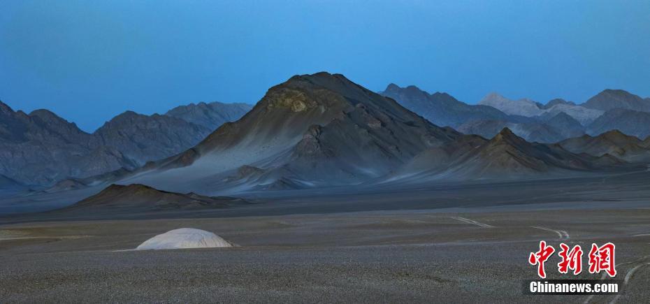 青海茫崖戈壁现“七彩流沙”