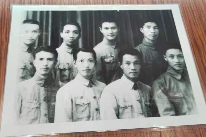 年轻时的马鹤凌(后排右二),该照片陈列于岳云中学内紫云书院。图片来自网络
